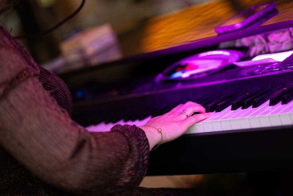 dueling pianos at wedding reception