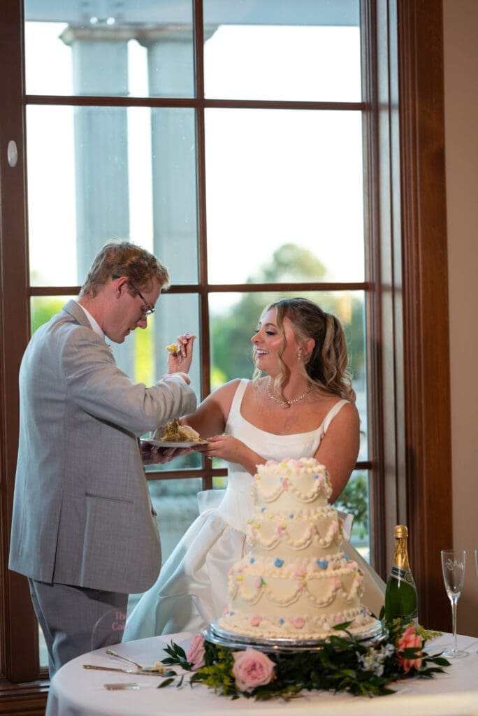 cake cutting wedding photos
