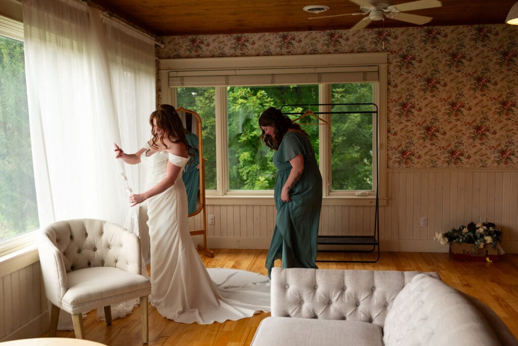 bride and MOH getting ready at maidenhood weddings and events in la crosse, wi. La Crosse wedding photographer available for 2026