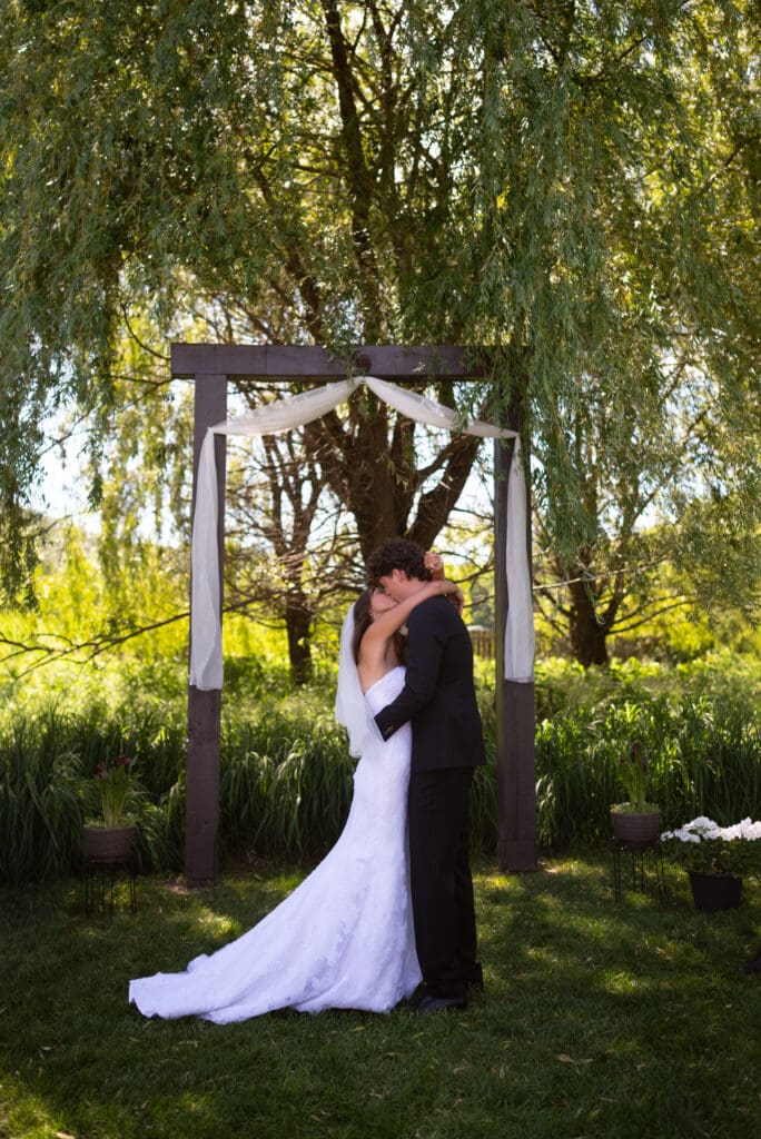 wedding first kiss