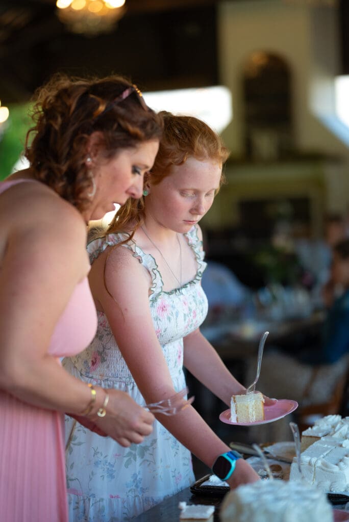 cutting cake. wisconsin wedding photographer