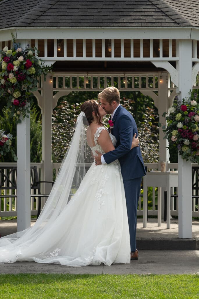 First kiss at Wisconsin wedding venue