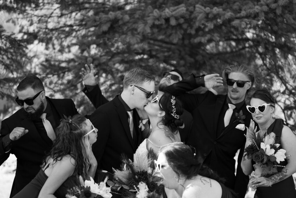 fun kissing photo wedding picture idea