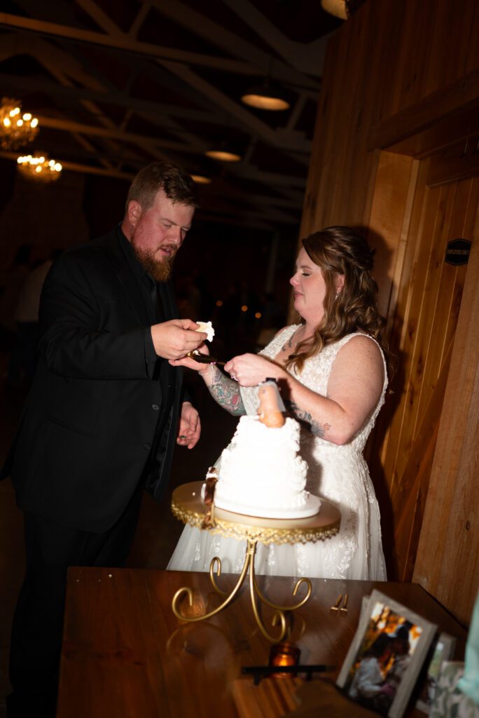 direct flash wedding cake cutting